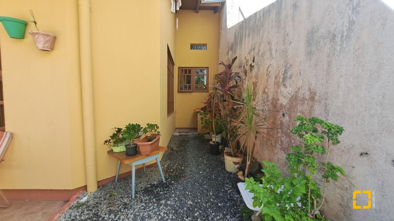 Casa com 450m², 11 quartos (sendo 3 suítes), 10 garagens, no bairro Ingleses em Florianópolis