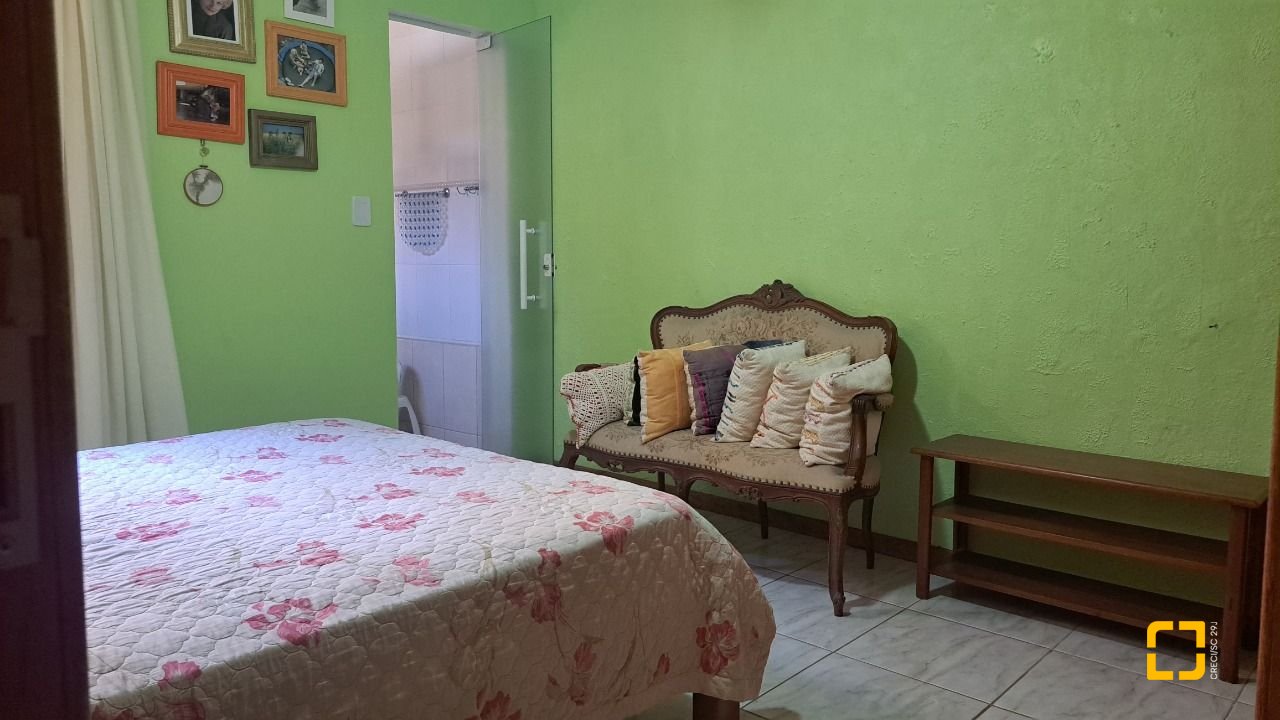 Casa com 450m², 11 quartos (sendo 3 suítes), 10 garagens, no bairro Ingleses em Florianópolis