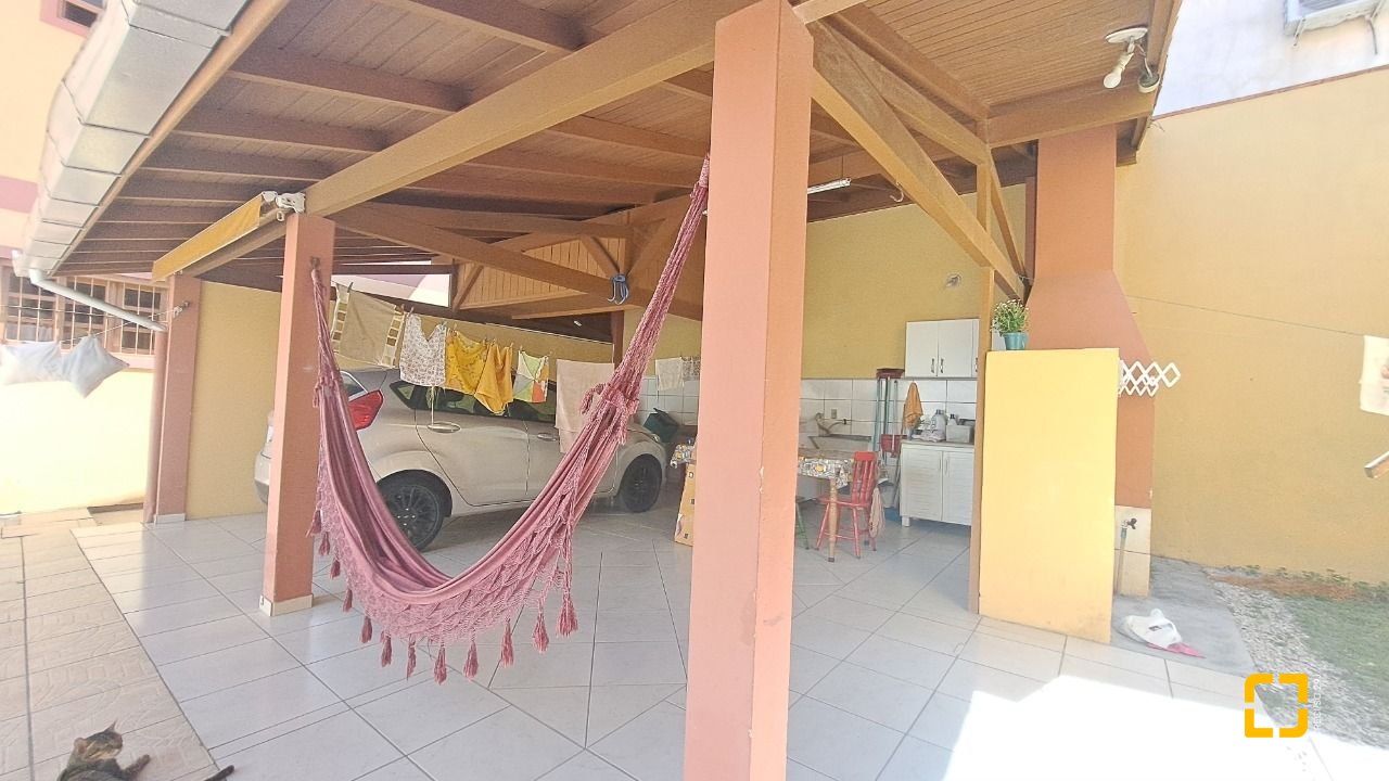 Casa com 450m², 11 quartos (sendo 3 suítes), 10 garagens, no bairro Ingleses em Florianópolis