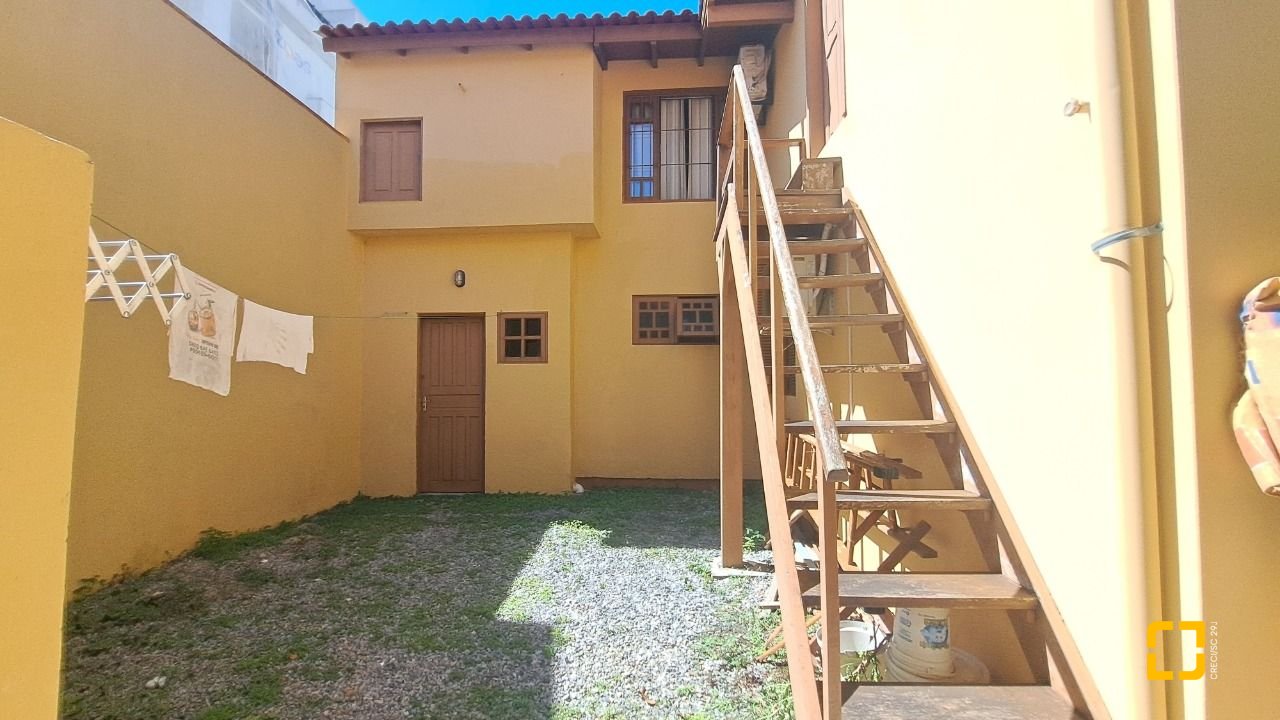 Casa com 450m², 11 quartos (sendo 3 suítes), 10 garagens, no bairro Ingleses em Florianópolis