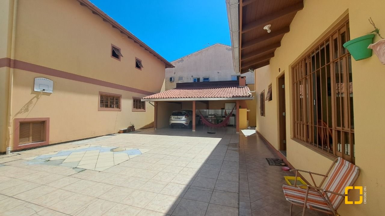 Casa com 450m², 11 quartos (sendo 3 suítes), 10 garagens, no bairro Ingleses em Florianópolis
