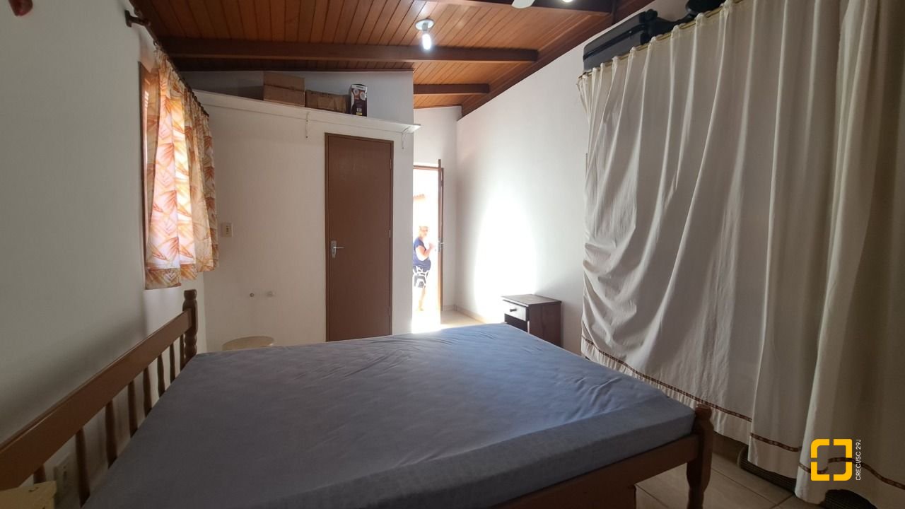 Casa com 450m², 11 quartos (sendo 3 suítes), 10 garagens, no bairro Ingleses em Florianópolis