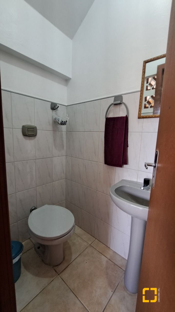 Casa com 450m², 11 quartos (sendo 3 suítes), 10 garagens, no bairro Ingleses em Florianópolis