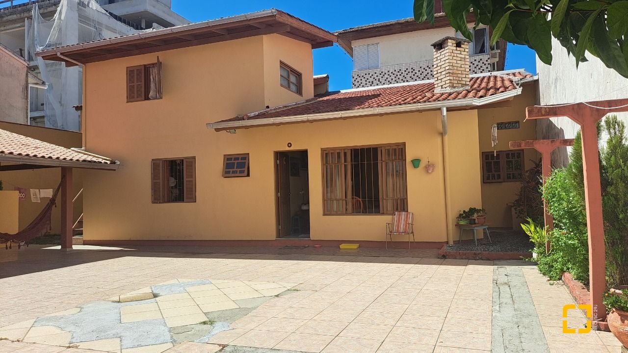 Casa com 450m², 11 quartos (sendo 3 suítes), 10 garagens, no bairro Ingleses em Florianópolis
