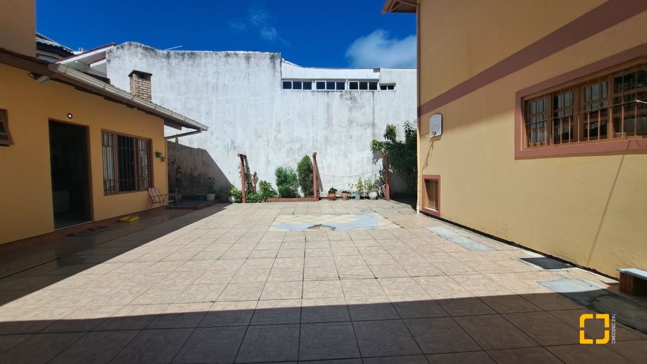 Casa com 450m², 11 quartos (sendo 3 suítes), 10 garagens, no bairro Ingleses em Florianópolis