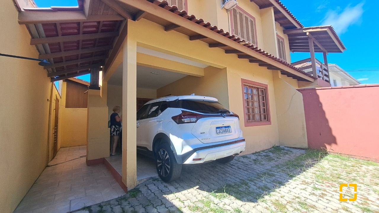 Casa com 450m², 11 quartos (sendo 3 suítes), 10 garagens, no bairro Ingleses em Florianópolis