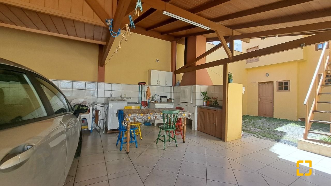 Casa com 450m², 11 quartos (sendo 3 suítes), 10 garagens, no bairro Ingleses em Florianópolis
