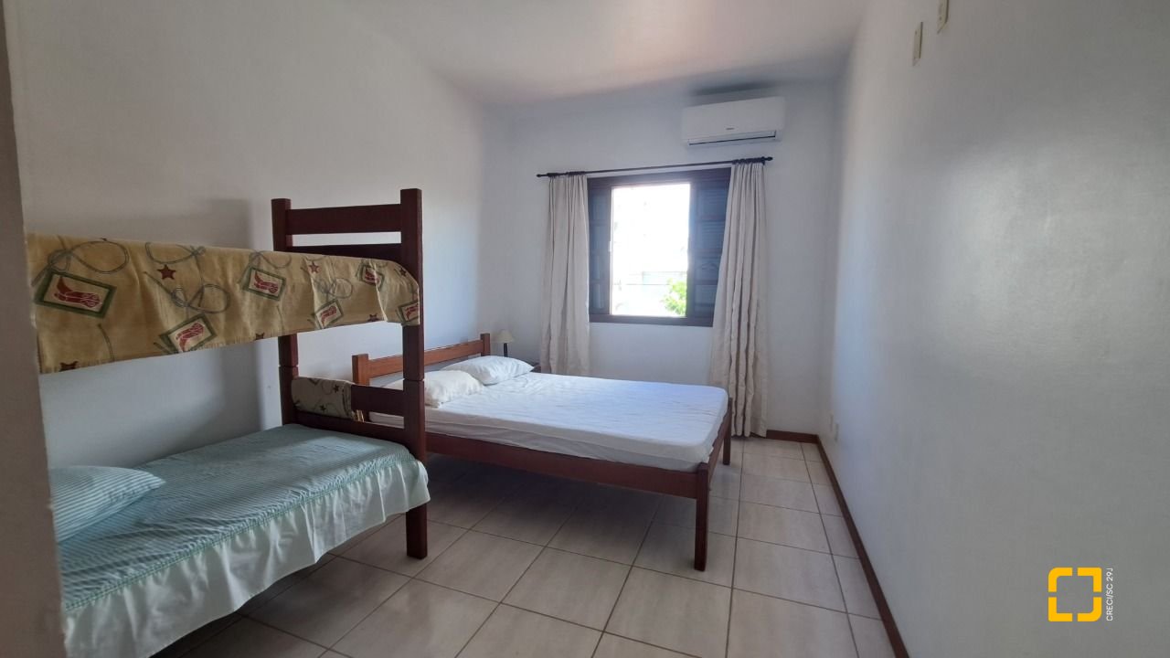 Casa com 450m², 11 quartos (sendo 3 suítes), 10 garagens, no bairro Ingleses em Florianópolis