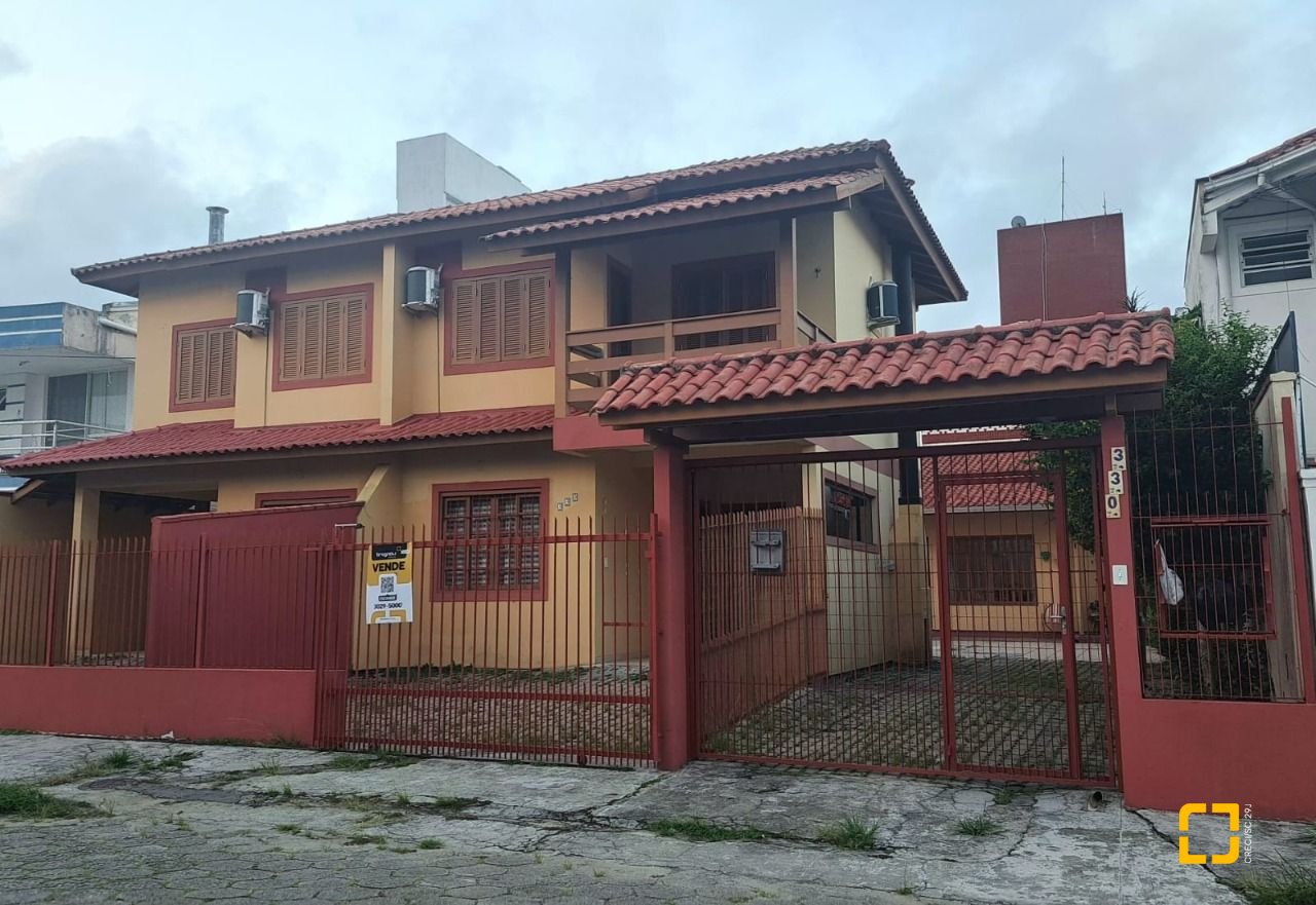 Casa com 450m², 11 quartos (sendo 3 suítes), 10 garagens, no bairro Ingleses em Florianópolis