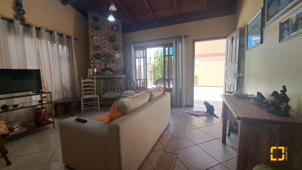 Casa com 450m², 11 quartos (sendo 3 suítes), 10 garagens, no bairro Ingleses em Florianópolis