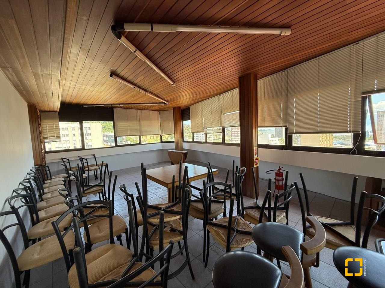 Sala com 191m², 5 garagens, no bairro Centro em Florianópolis