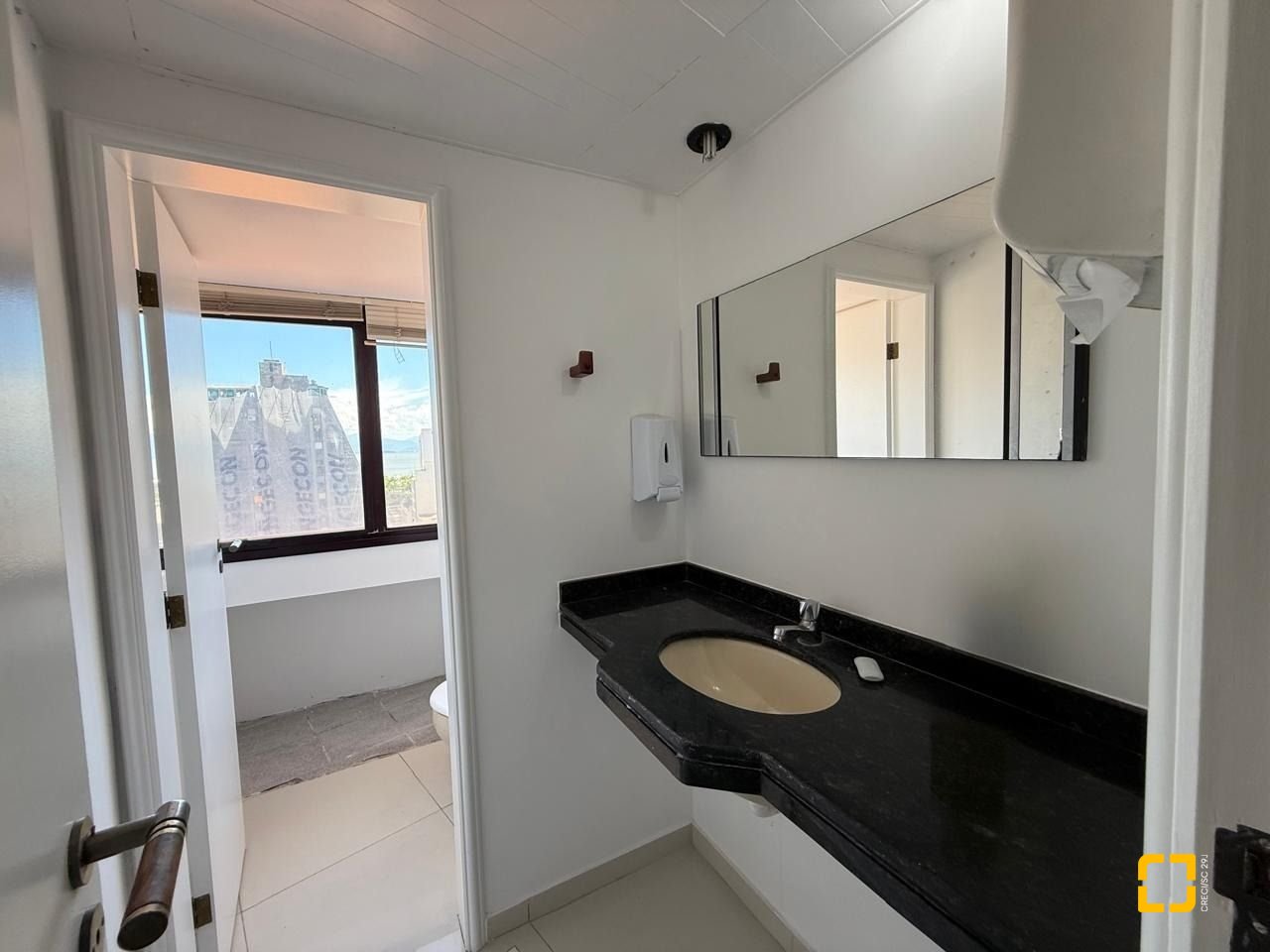 Sala com 191m², 5 garagens, no bairro Centro em Florianópolis