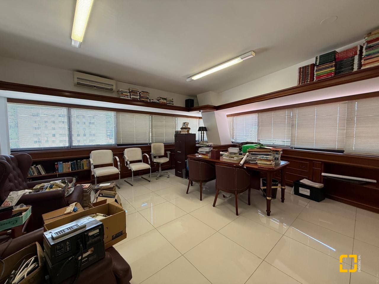 Sala com 191m², 5 garagens, no bairro Centro em Florianópolis