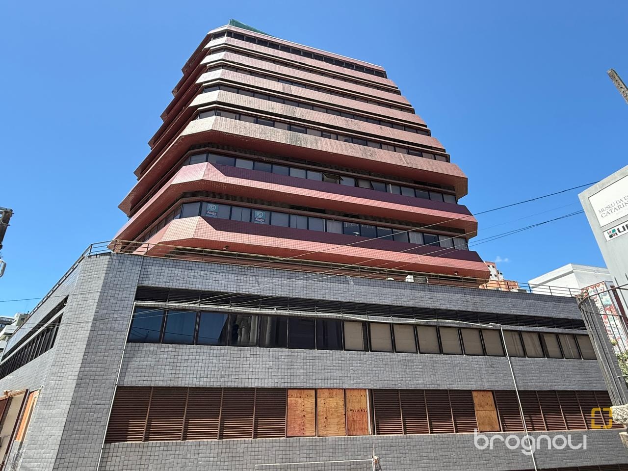Sala com 191m², 5 garagens, no bairro Centro em Florianópolis