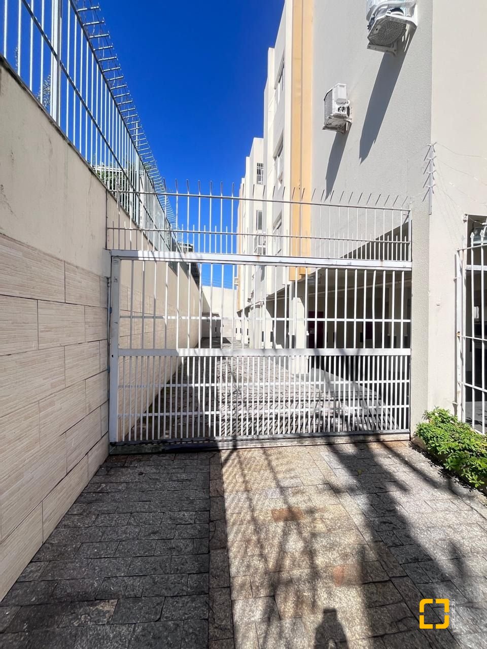 Apartamento com 57m², 2 quartos, 1 garagem, no bairro Coqueiros em Florianópolis