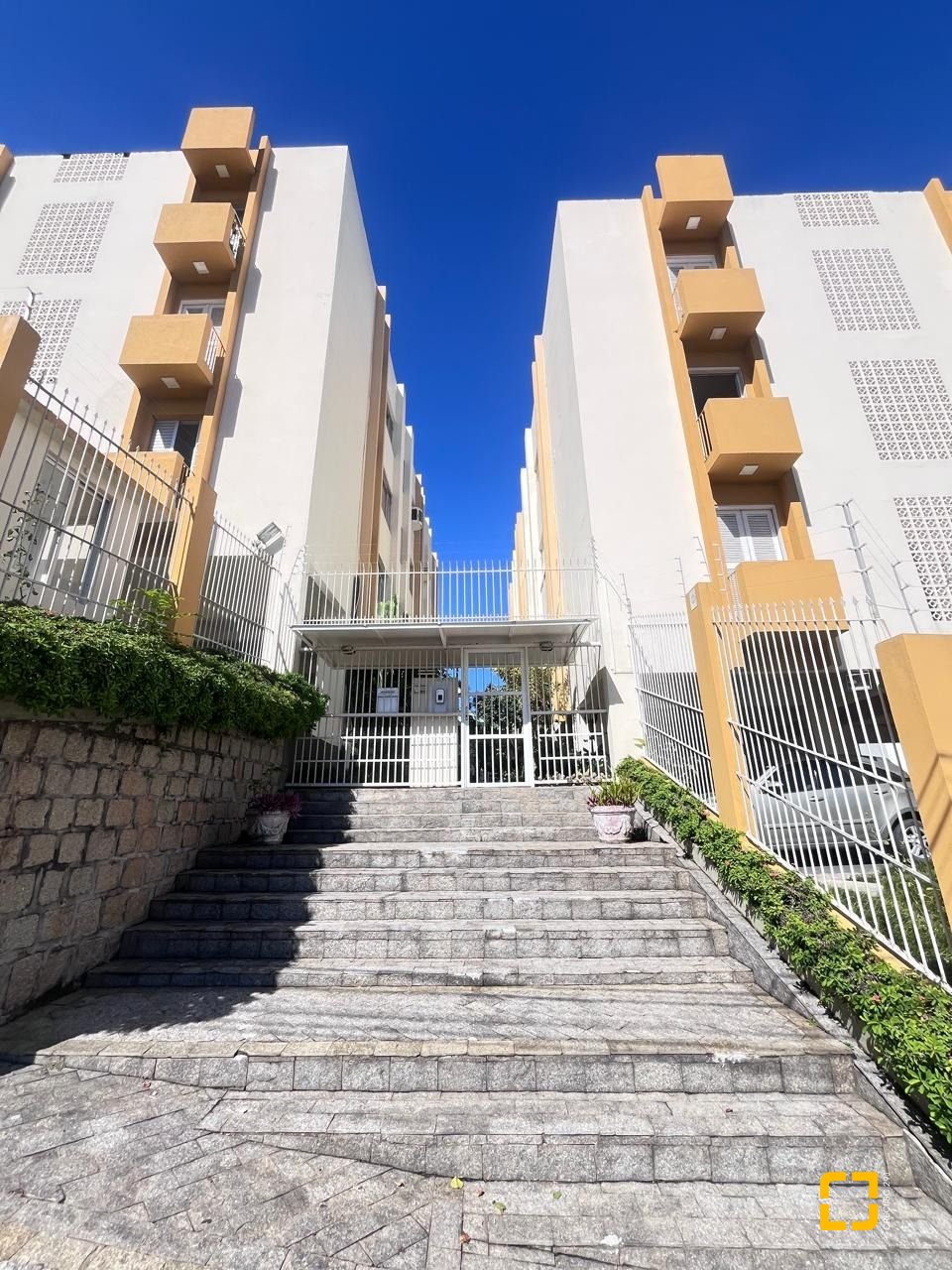 Apartamento com 57m², 2 quartos, 1 garagem, no bairro Coqueiros em Florianópolis