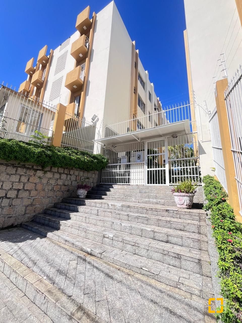 Apartamento com 57m², 2 quartos, 1 garagem, no bairro Coqueiros em Florianópolis