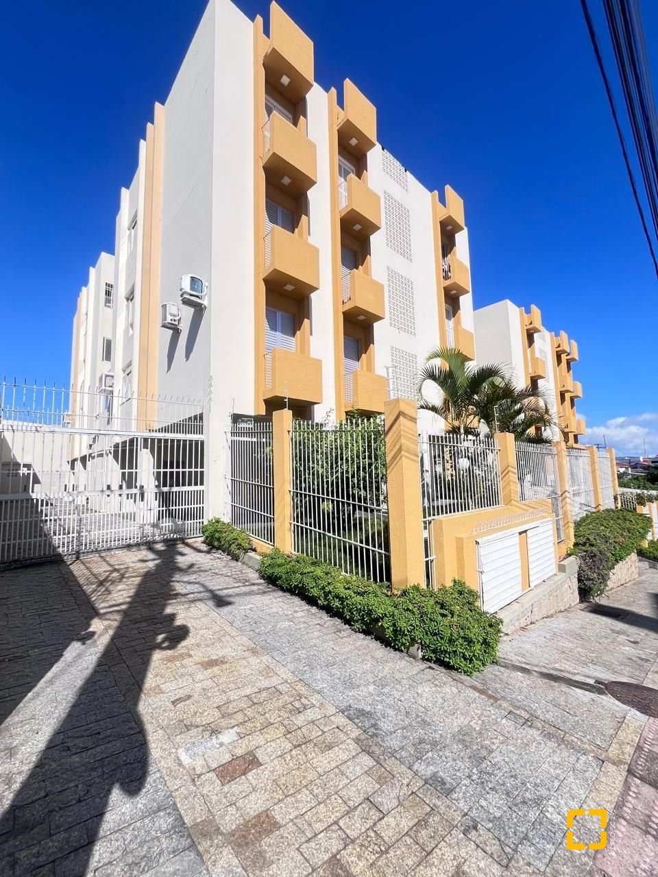 Apartamento com 57m², 2 quartos, 1 garagem, no bairro Coqueiros em Florianópolis