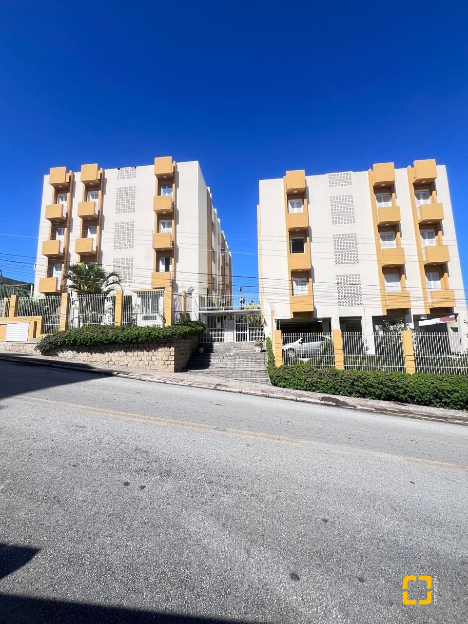 Apartamento com 57m², 2 quartos, 1 garagem, no bairro Coqueiros em Florianópolis