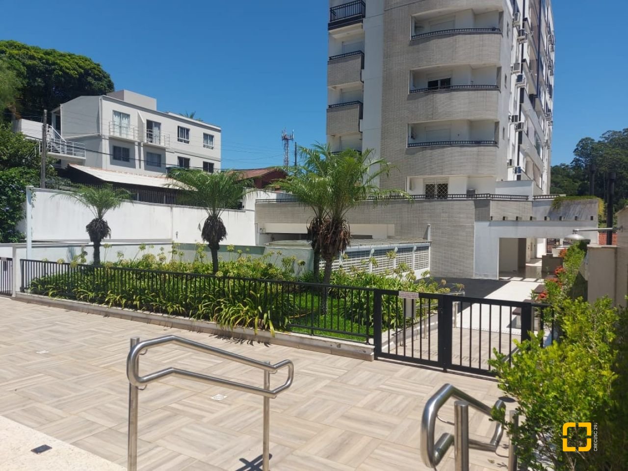 Apartamento com 76m², 3 quartos (sendo 1 suíte), 2 garagens, no bairro Carvoeira em Florianópolis