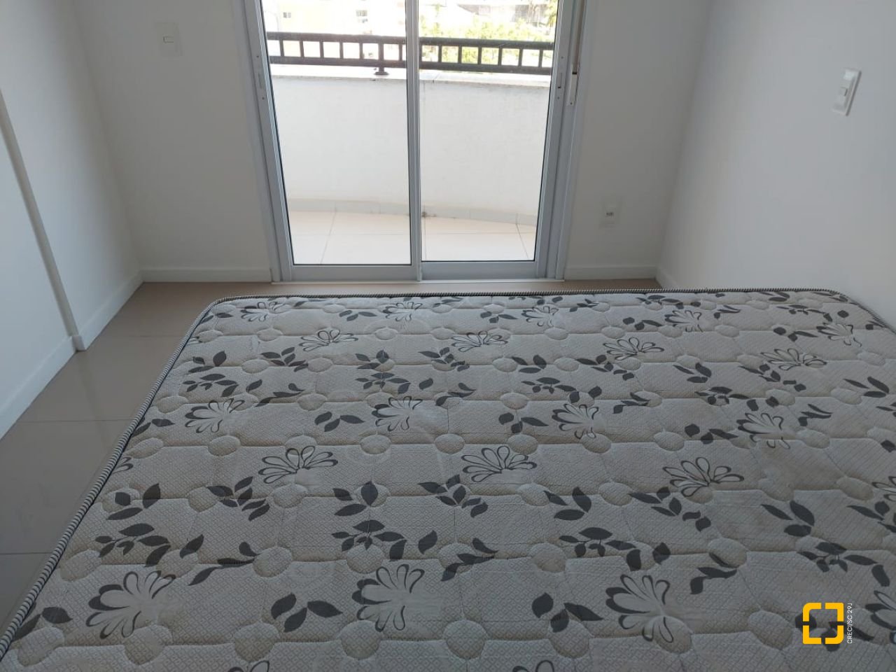 Apartamento com 76m², 3 quartos (sendo 1 suíte), 2 garagens, no bairro Carvoeira em Florianópolis