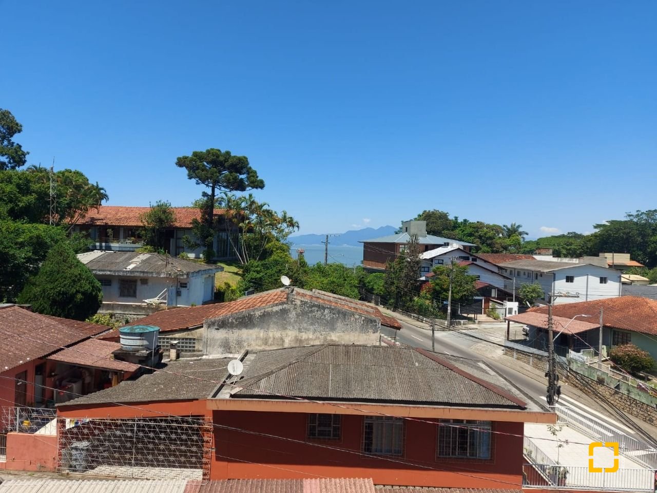 Apartamento com 76m², 3 quartos (sendo 1 suíte), 2 garagens, no bairro Carvoeira em Florianópolis