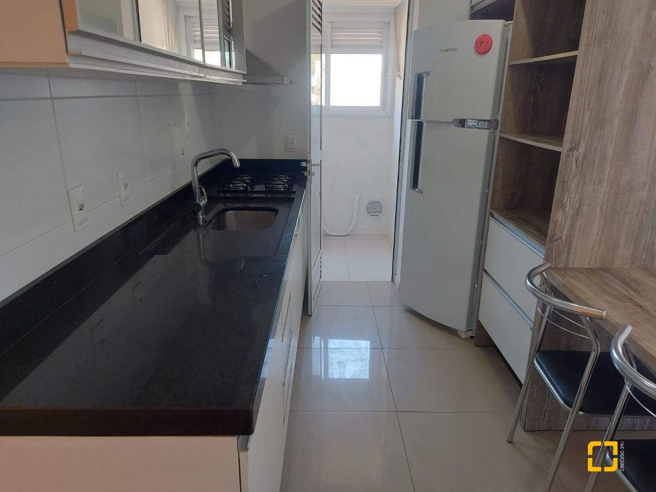 Apartamento com 76m², 3 quartos (sendo 1 suíte), 2 garagens, no bairro Carvoeira em Florianópolis