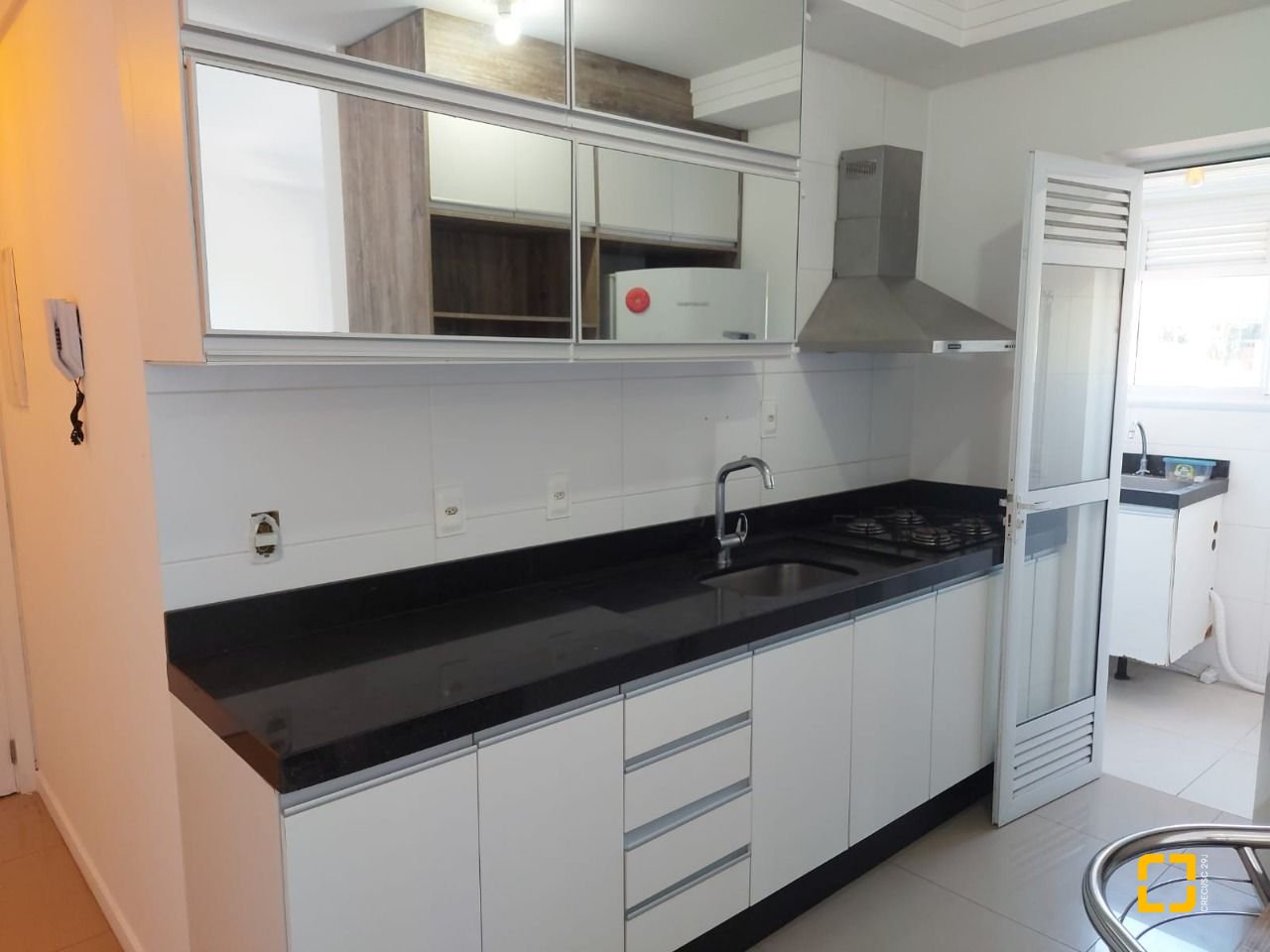 Apartamento com 76m², 3 quartos (sendo 1 suíte), 2 garagens, no bairro Carvoeira em Florianópolis