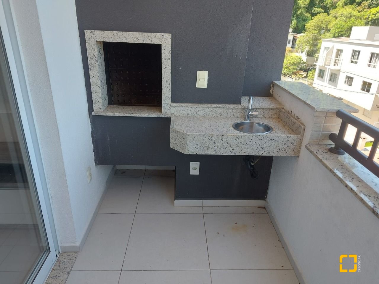 Apartamento com 76m², 3 quartos (sendo 1 suíte), 2 garagens, no bairro Carvoeira em Florianópolis