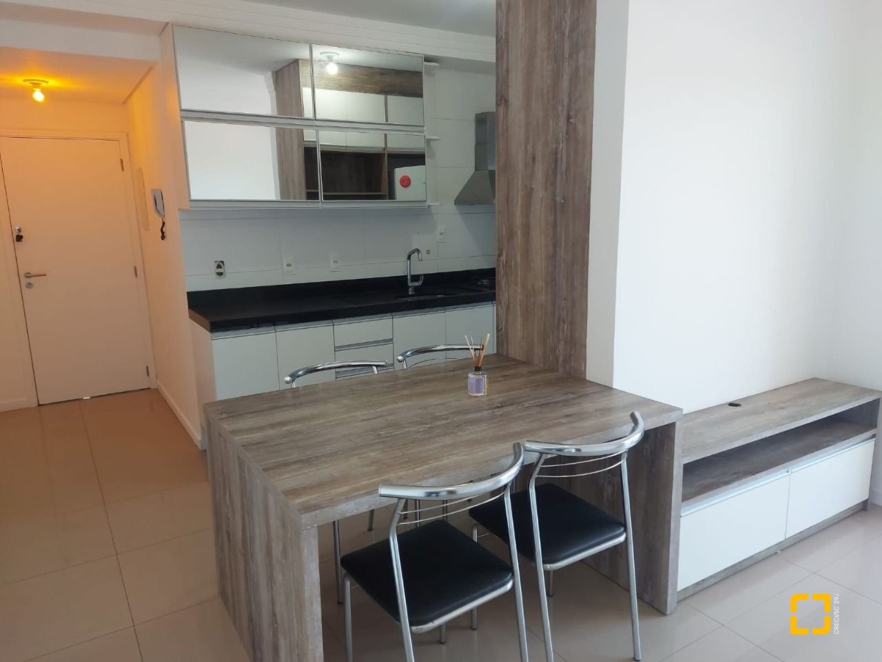 Apartamento com 76m², 3 quartos (sendo 1 suíte), 2 garagens, no bairro Carvoeira em Florianópolis