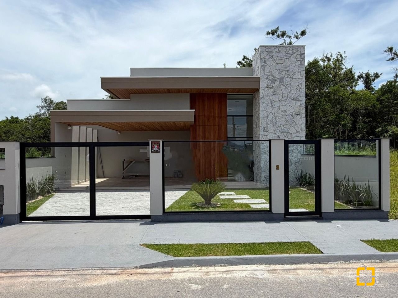 Casa com 130m², 3 quartos (sendo 1 suíte), 2 garagens, no bairro Sertão do Maruim em São José
