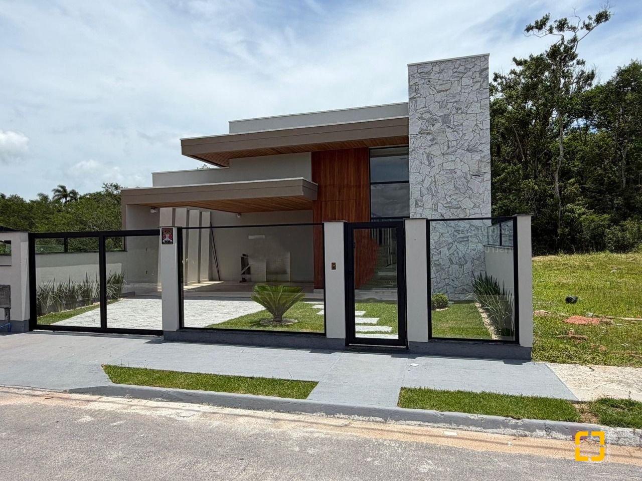 Casa com 130m², 3 quartos (sendo 1 suíte), 2 garagens, no bairro Sertão do Maruim em São José