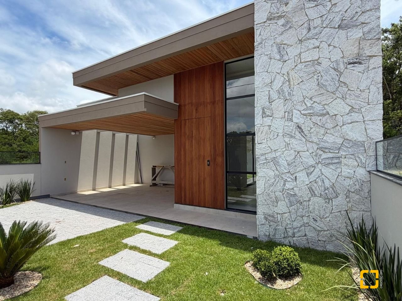 Casa com 130m², 3 quartos (sendo 1 suíte), 2 garagens, no bairro Sertão do Maruim em São José