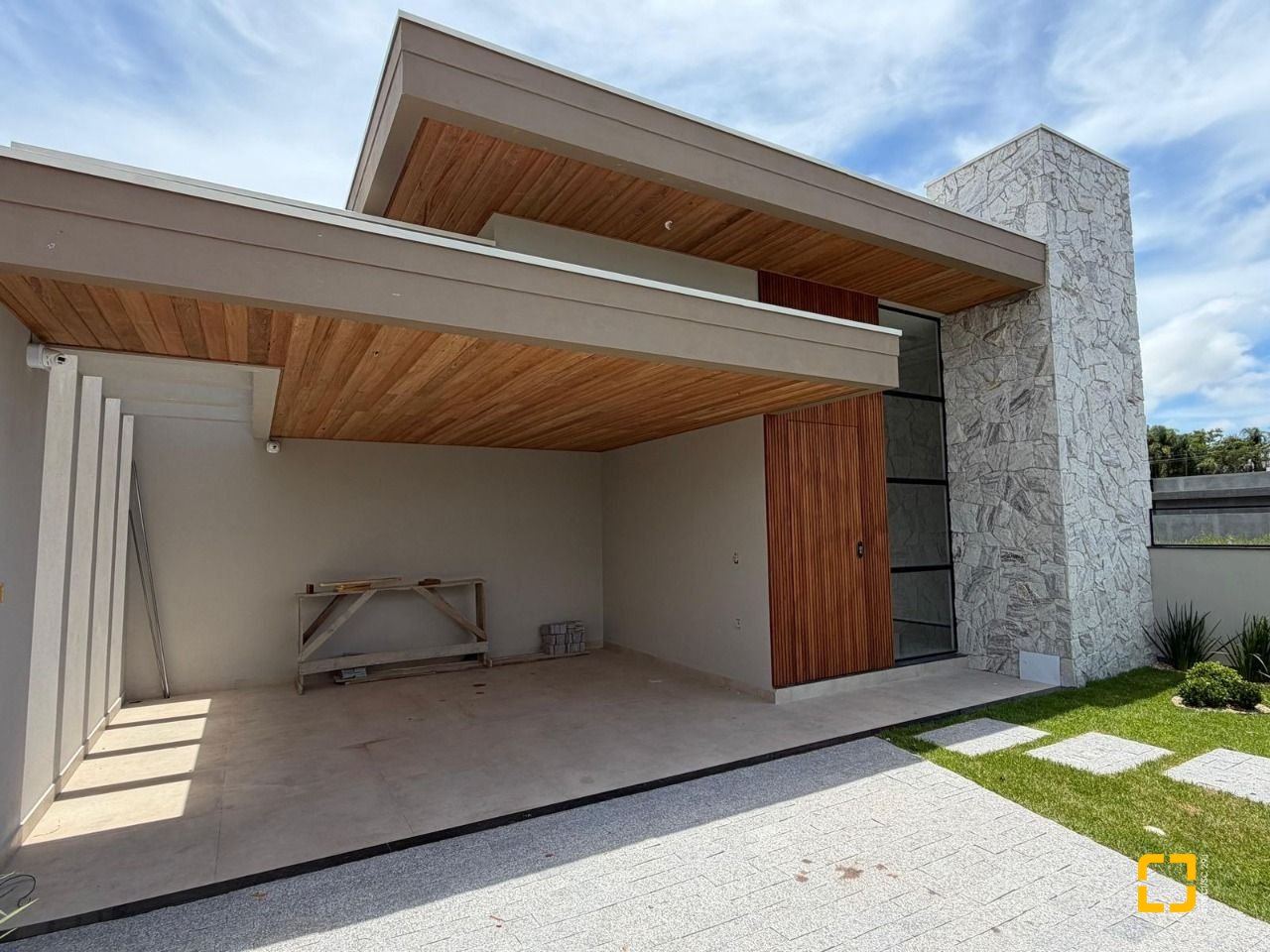 Casa com 130m², 3 quartos (sendo 1 suíte), 2 garagens, no bairro Sertão do Maruim em São José