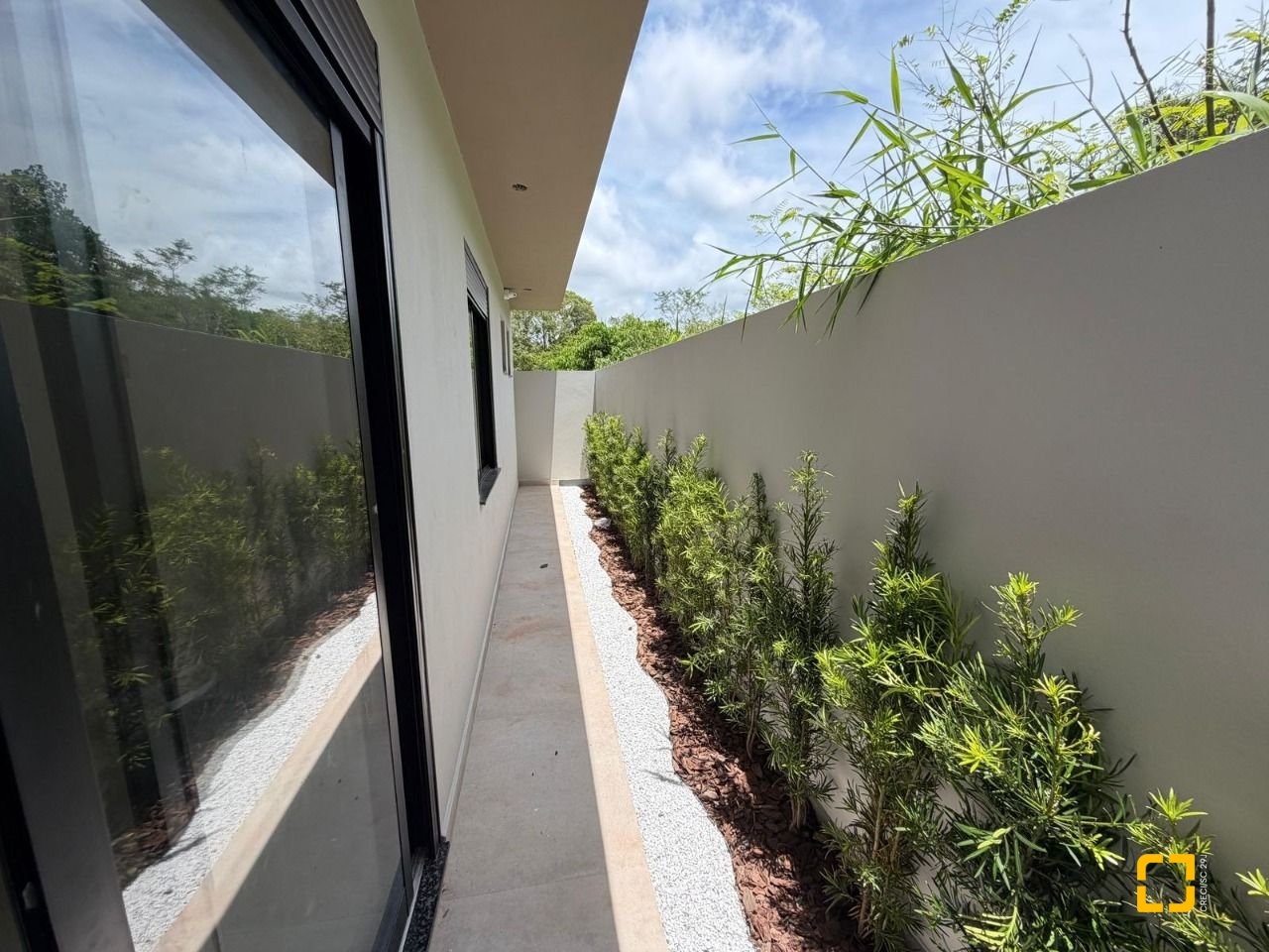 Casa com 130m², 3 quartos (sendo 1 suíte), 2 garagens, no bairro Sertão do Maruim em São José