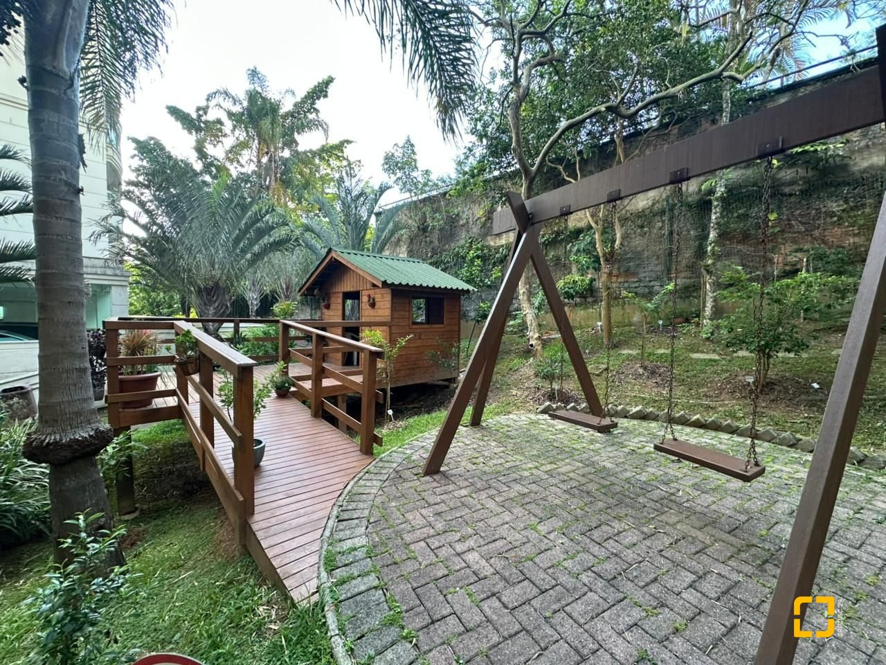 Apartamento com 94m², 4 quartos (sendo 1 suíte), 2 garagens, no bairro Itacorubi em Florianópolis