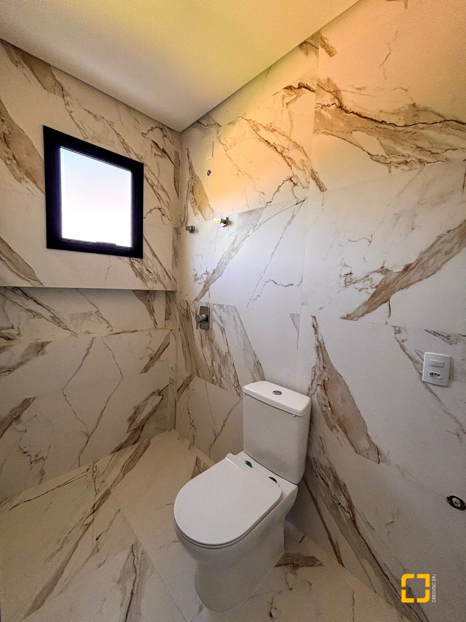 Casa com 153m², 6 quartos (sendo 3 suítes), 2 garagens, no bairro Rio Vermelho em Florianópolis