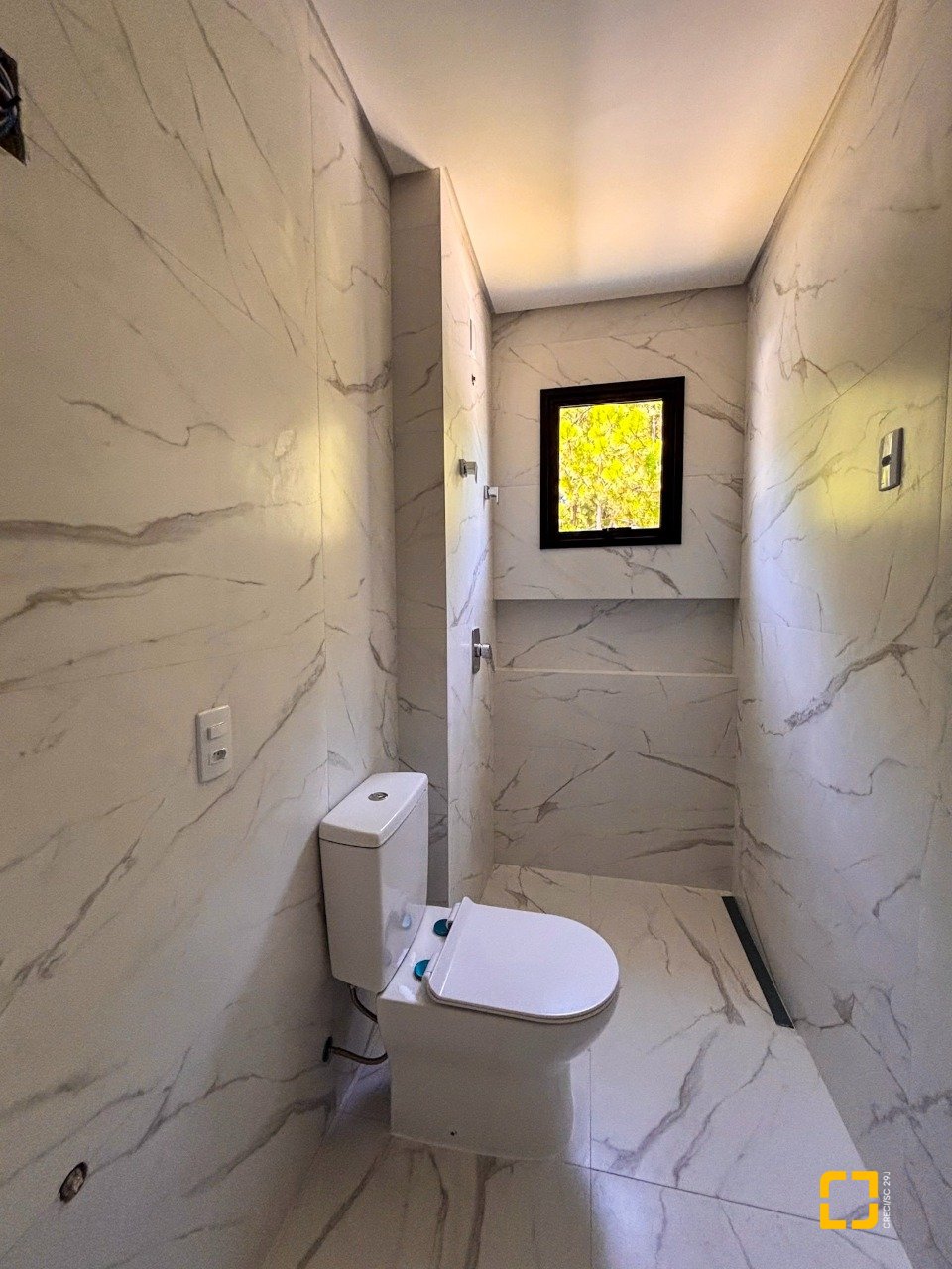 Casa com 153m², 6 quartos (sendo 3 suítes), 2 garagens, no bairro Rio Vermelho em Florianópolis
