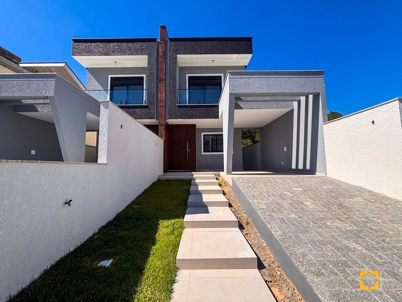 Casa com 153m², 6 quartos (sendo 3 suítes), 2 garagens, no bairro Rio Vermelho em Florianópolis