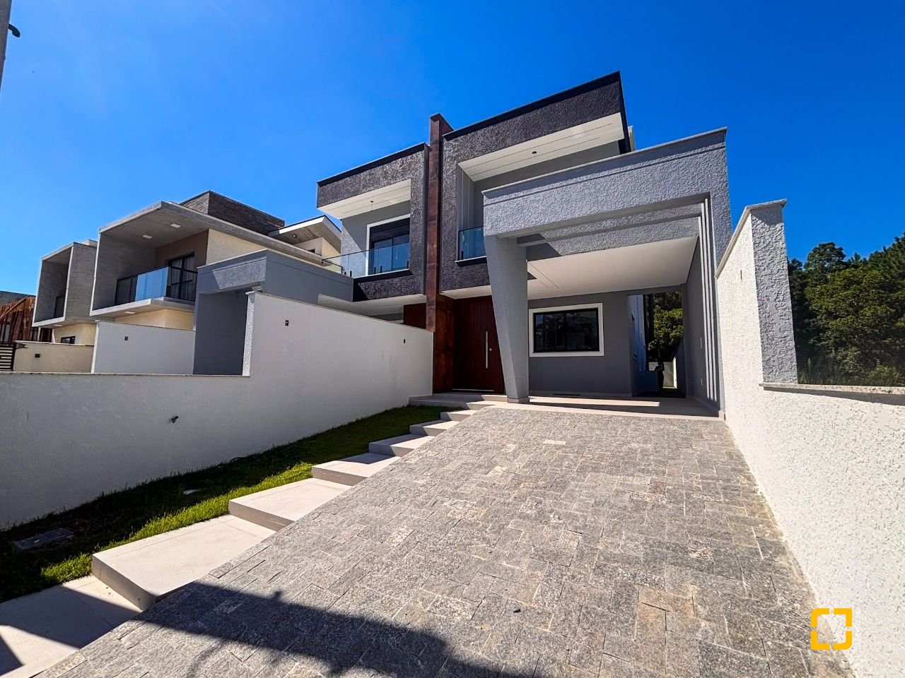 Casa com 153m², 6 quartos (sendo 3 suítes), 2 garagens, no bairro Rio Vermelho em Florianópolis