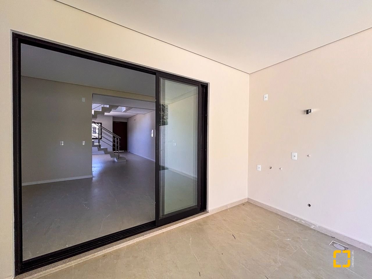Casa com 153m², 6 quartos (sendo 3 suítes), 2 garagens, no bairro Rio Vermelho em Florianópolis