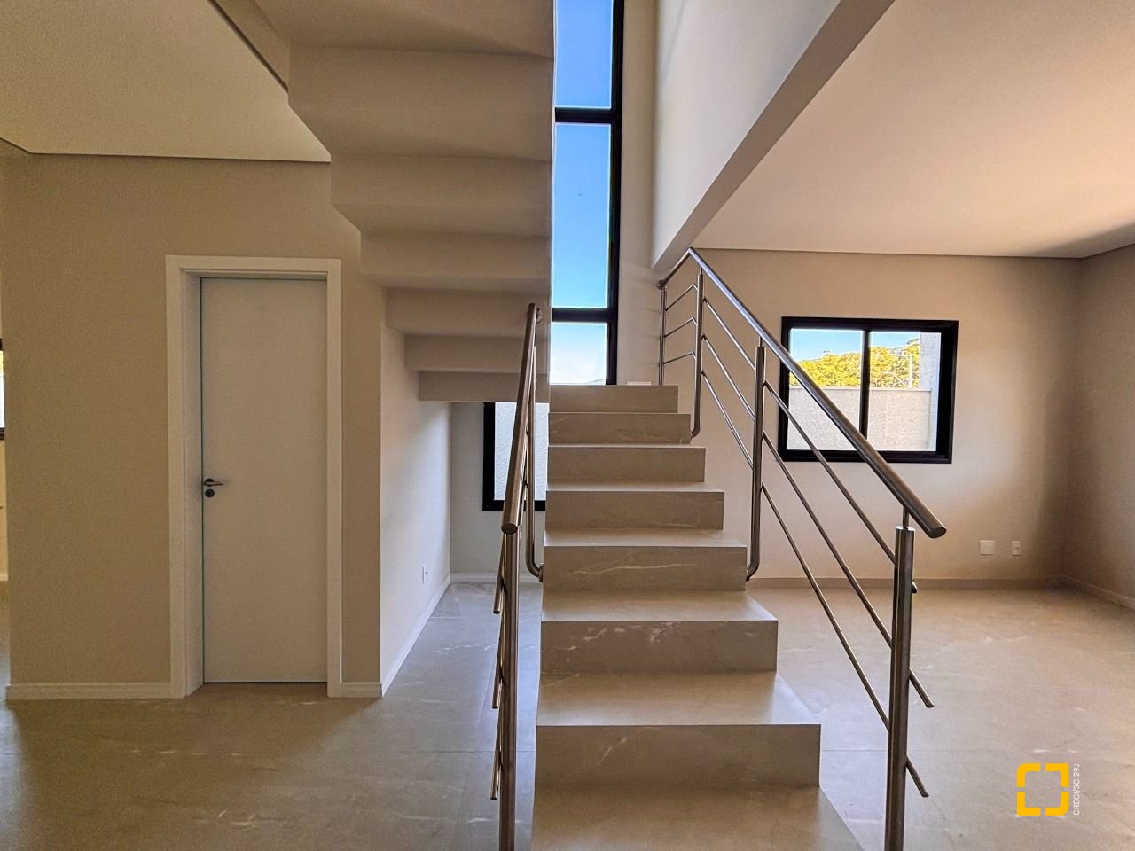 Casa com 153m², 6 quartos (sendo 3 suítes), 2 garagens, no bairro Rio Vermelho em Florianópolis