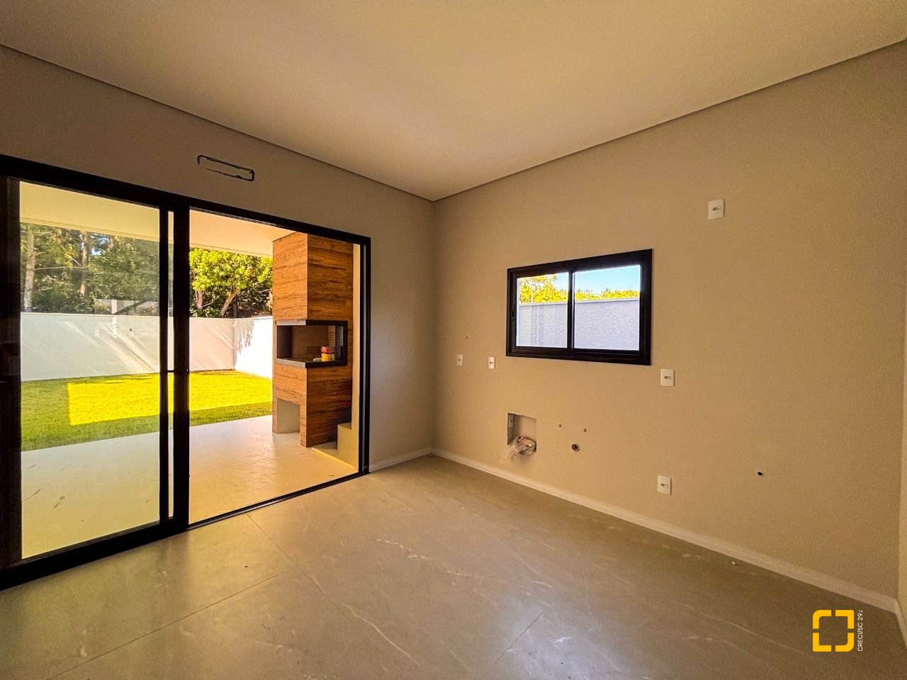 Casa com 153m², 6 quartos (sendo 3 suítes), 2 garagens, no bairro Rio Vermelho em Florianópolis