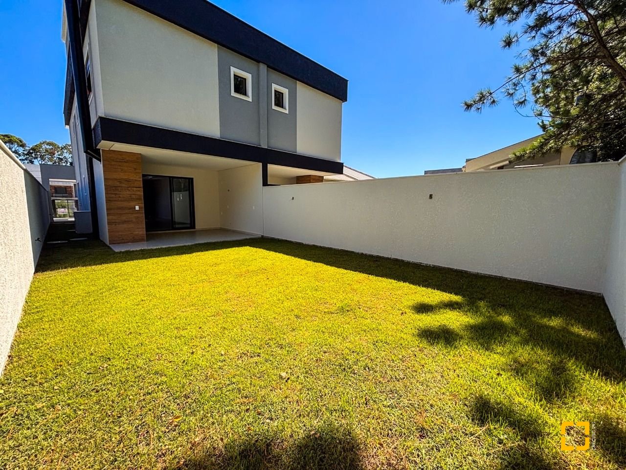 Casa com 153m², 6 quartos (sendo 3 suítes), 2 garagens, no bairro Rio Vermelho em Florianópolis