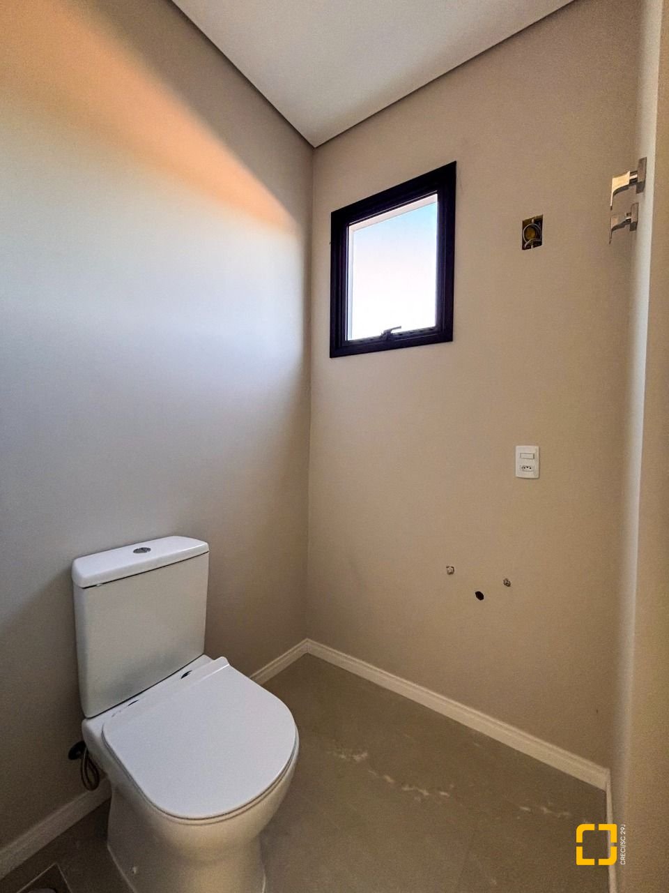 Casa com 153m², 6 quartos (sendo 3 suítes), 2 garagens, no bairro Rio Vermelho em Florianópolis