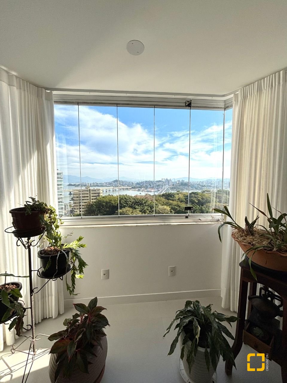 Apartamento com 202m², 7 quartos (sendo 3 suítes), 2 garagens, no bairro Centro em Florianópolis