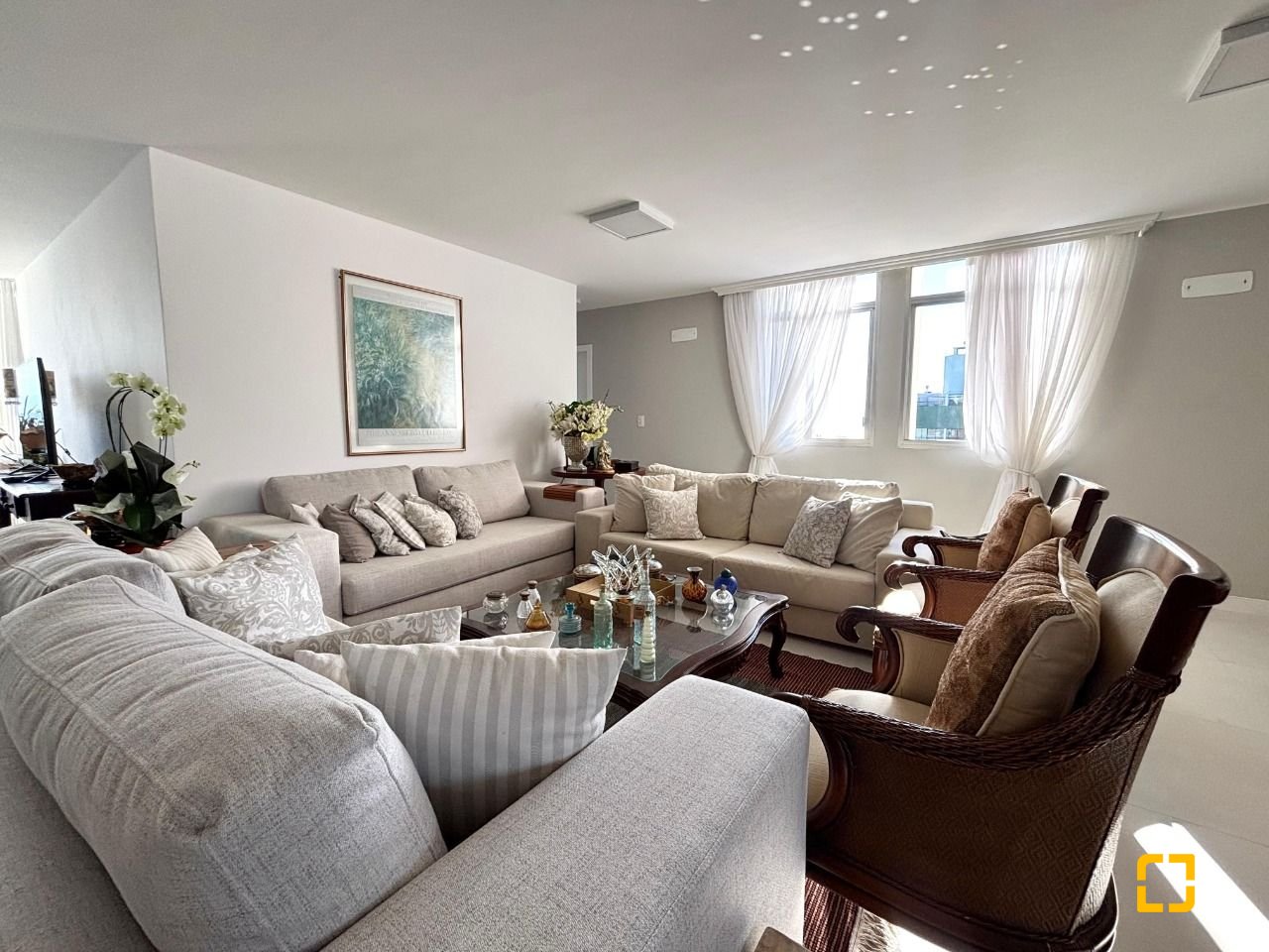 Apartamento com 202m², 7 quartos (sendo 3 suítes), 2 garagens, no bairro Centro em Florianópolis