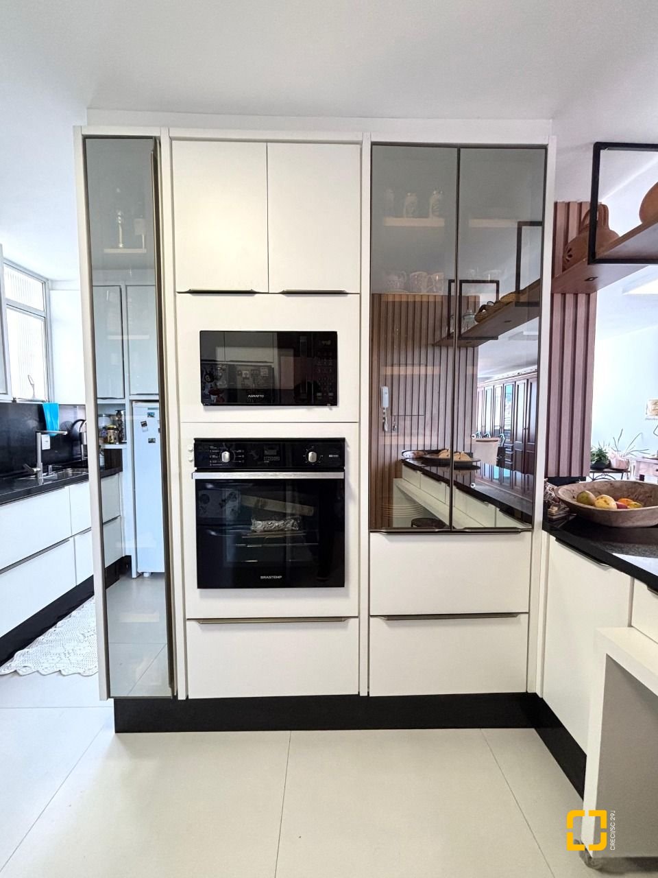 Apartamento com 202m², 7 quartos (sendo 3 suítes), 2 garagens, no bairro Centro em Florianópolis