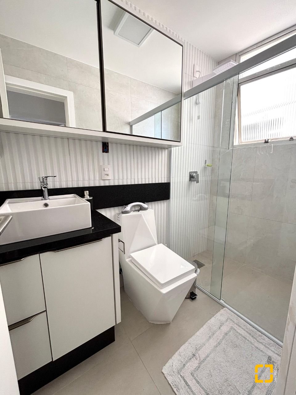 Apartamento com 202m², 7 quartos (sendo 3 suítes), 2 garagens, no bairro Centro em Florianópolis