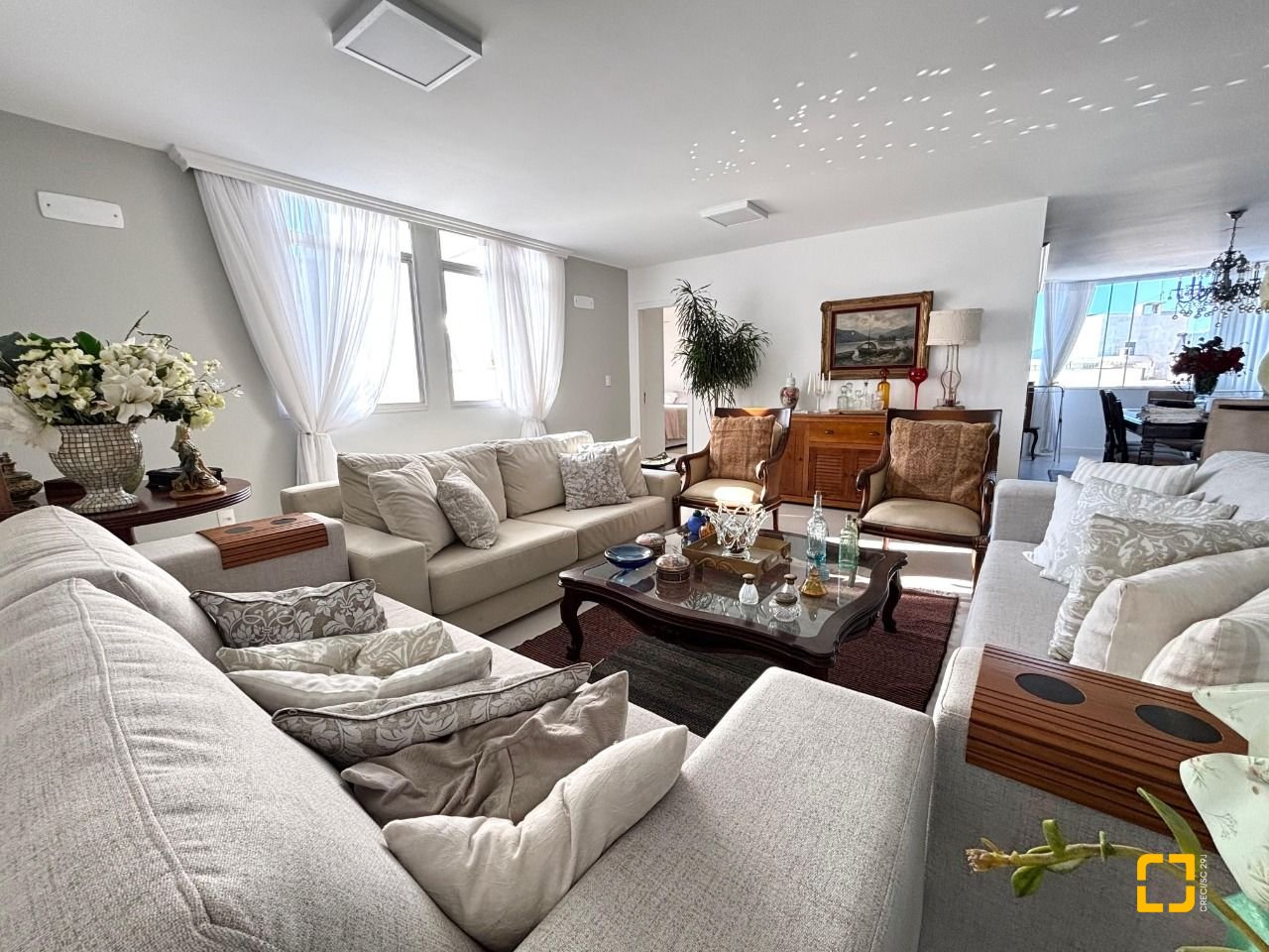 Apartamento com 202m², 7 quartos (sendo 3 suítes), 2 garagens, no bairro Centro em Florianópolis